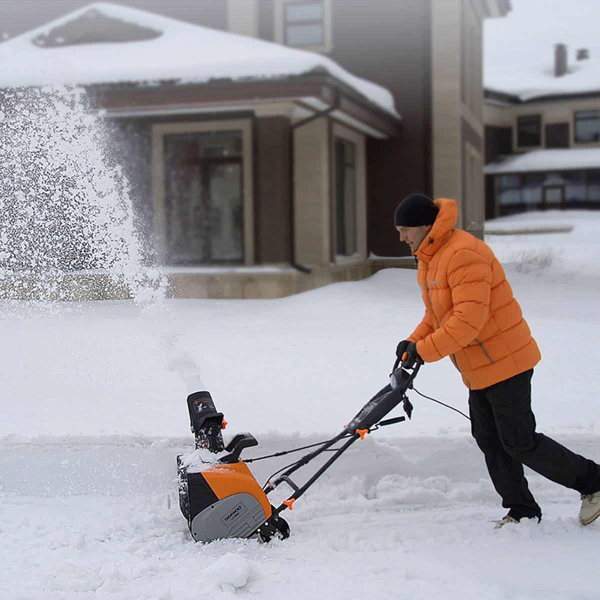 Бензиновый снегоуборщик: надежный помощник в зимний период