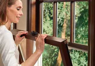 Как правильно ухаживать за деревянными окнами